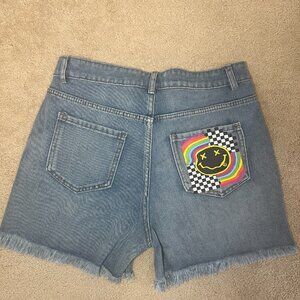 Världens Women’s Distressed Denim Shorts Size Large Raw Hem Graphic Pocket